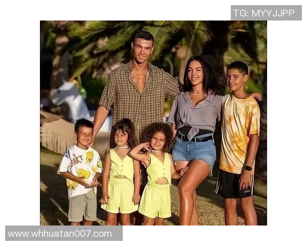 足坛巨星甜蜜亮相携手女友同框笑容灿烂羡煞无数球迷